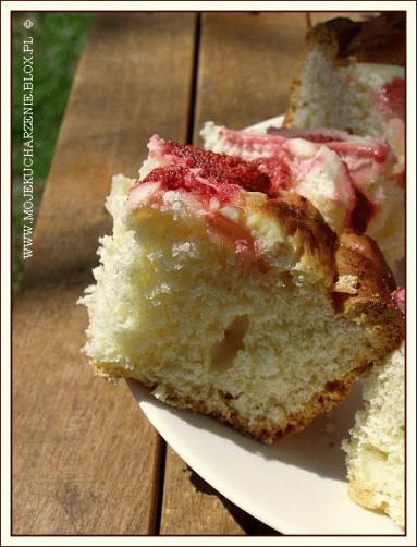 Zdjęcie - Ciasto drożdżowe z serem i truskawkami  - Przepisy kulinarne ze zdjęciami
