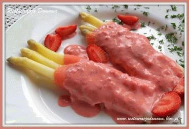 Zdjęcie - Szparagi z łososiem w sosie truskawkowym  - Przepisy kulinarne ze zdjęciami