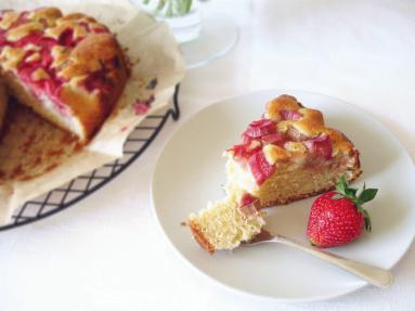 Zdjęcie - Najłatwiejsze ciasto z rabarbarem i truskawkami - Przepisy kulinarne ze zdjęciami