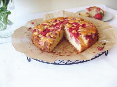 Zdjęcie - Najłatwiejsze ciasto z rabarbarem i truskawkami - Przepisy kulinarne ze zdjęciami