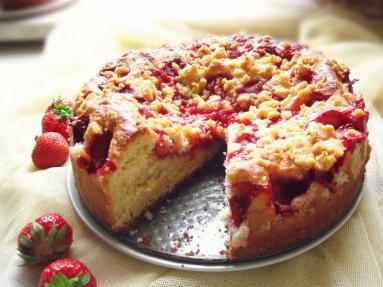 Zdjęcie - Kuchnia kaszubska: ciasto drożdżowe z truskawkami i kruszonką - Przepisy kulinarne ze zdjęciami
