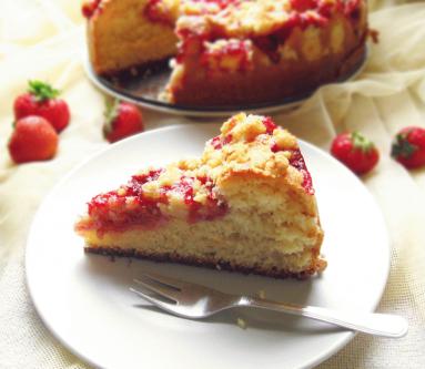 Zdjęcie - Kuchnia kaszubska: ciasto drożdżowe z truskawkami i kruszonką - Przepisy kulinarne ze zdjęciami