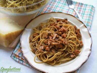 Zdjęcie - Spaghettoni (lub spaghetti) z sosem pomidorowym z pieczarkami i  kiełbasą  - Przepisy kulinarne ze zdjęciami