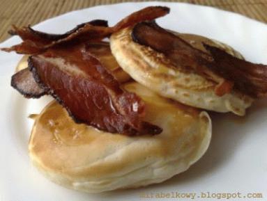 Zdjęcie - Pancakes z bekonem i syropem klonowym - Przepisy kulinarne ze zdjęciami