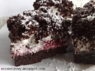 Zdjęcie - Czekoladowe ciasto ze śmietaną i malinami - Przepisy kulinarne ze zdjęciami