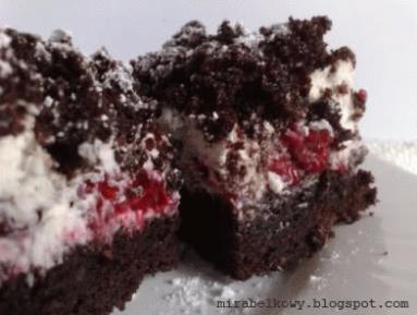Zdjęcie - Czekoladowe ciasto ze śmietaną i malinami - Przepisy kulinarne ze zdjęciami
