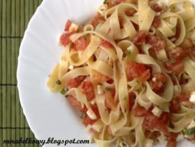Zdjęcie - Tagliatelle z pomidorami i mozzarellą - Przepisy kulinarne ze zdjęciami
