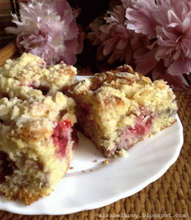 Zdjęcie - Ciasto muffinowe z truskawkami - Przepisy kulinarne ze zdjęciami