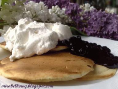 Zdjęcie - Pancakes z jagodowym sosem - Przepisy kulinarne ze zdjęciami