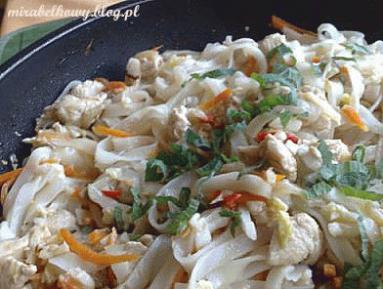 Zdjęcie - Makaron z kurczkiem i kapustą pekińską po tajsku - Przepisy kulinarne ze zdjęciami