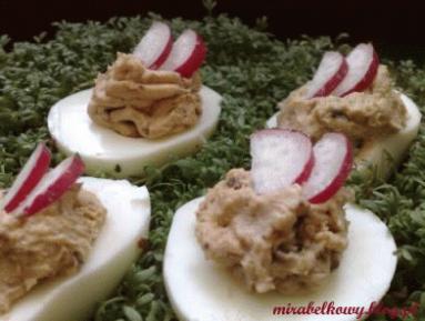 Zdjęcie - Jajka faszerowane szynką i śliwkami - Przepisy kulinarne ze zdjęciami