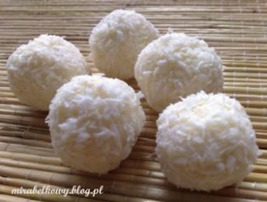 Zdjęcie - Trufle kokosowe z białą czekoladą - Przepisy kulinarne ze zdjęciami