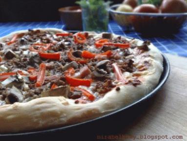 Zdjęcie - Pizza z mięsem - Przepisy kulinarne ze zdjęciami