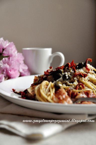 Zdjęcie - Chrupiący bekon, kapary i suszone pomidory. Pikantne spaghetti. - Przepisy kulinarne ze zdjęciami