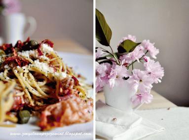 Zdjęcie - Chrupiący bekon, kapary i suszone pomidory. Pikantne spaghetti. - Przepisy kulinarne ze zdjęciami