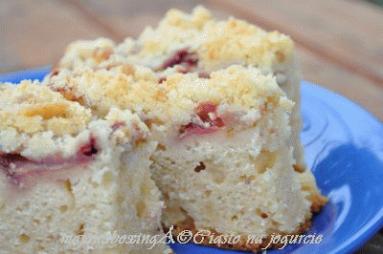 Zdjęcie - Ciasto na jogurcie z rabarbarem i truskawkami  - Przepisy kulinarne ze zdjęciami