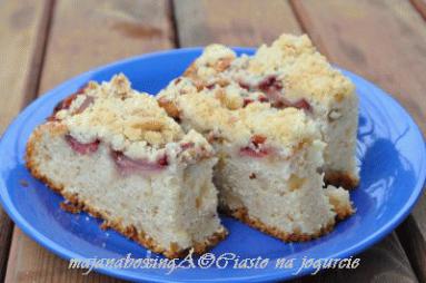 Zdjęcie - Ciasto na jogurcie z rabarbarem i truskawkami  - Przepisy kulinarne ze zdjęciami