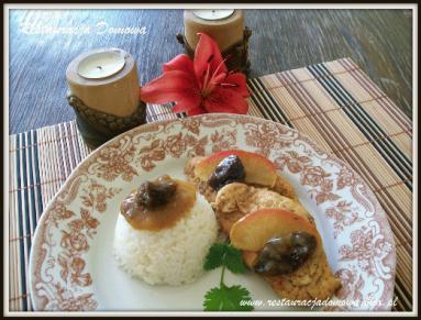 Zdjęcie - Eskalopki drobiowe duszone z suszonymi śliwkami i jabłkiem  - Przepisy kulinarne ze zdjęciami