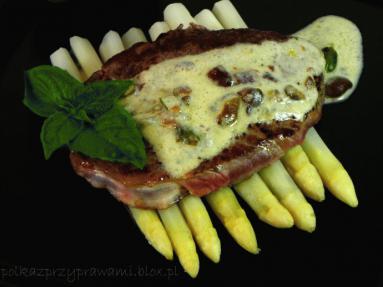 Zdjęcie - Steki z polędwicy wołowej w sosie z gorgonzoli z pistacjami i winogronami  - Przepisy kulinarne ze zdjęciami