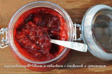 Zdjęcie - Dżem z rabarbaru, truskawek z cynamonem i rodzynkami  - Przepisy kulinarne ze zdjęciami
