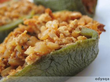 Zdjęcie - Zielona papryka nadziewana tofu i  ryżem  - Przepisy kulinarne ze zdjęciami