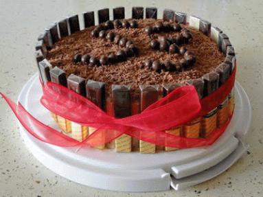 Zdjęcie - Tort z czekoladkami - Przepisy kulinarne ze zdjęciami