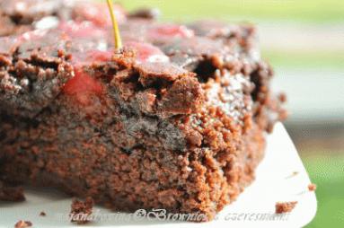 Zdjęcie - Brownies z czereśniami  - Przepisy kulinarne ze zdjęciami