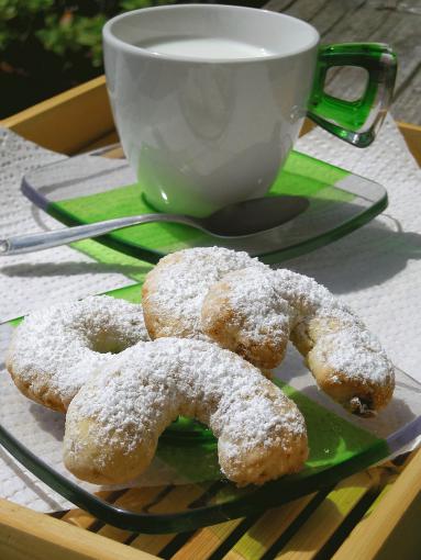 Zdjęcie - Kruche migdałowe rogaliki z kaszą manną - Przepisy kulinarne ze zdjęciami