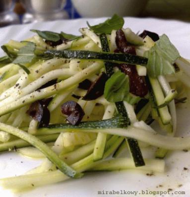 Zdjęcie - Sałatka z cukinii i oliwek - Przepisy kulinarne ze zdjęciami