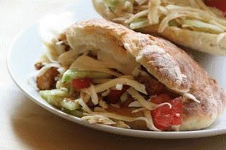Zdjęcie - chlebki pita z kurczakiem i warzywami - Przepisy kulinarne ze zdjęciami