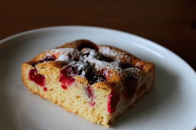 Zdjęcie - Letnie ciasto z  wiśniami  - Przepisy kulinarne ze zdjęciami