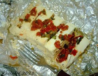 Zdjęcie - Przystawki grillowe: grillowana w foli papryka/cebula i  grillowany w foli ser feta, z suszonymi pomidorami - Przepisy kulinarne ze zdjęciami
