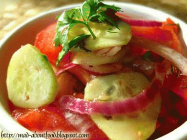 Zdjęcie - Sałatka pomidorowo-ogórkowa z ziołami - Przepisy kulinarne ze zdjęciami