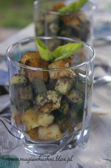 Zdjęcie - Sałatka z ziemniakami i cukinią   - Przepisy kulinarne ze zdjęciami