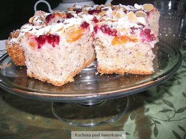 Zdjęcie - Orzechowe ciasto z morelami i malinami  - Przepisy kulinarne ze zdjęciami
