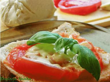 Zdjęcie - Tost z mozzarellą, czosnkiem i  bazylią  - Przepisy kulinarne ze zdjęciami