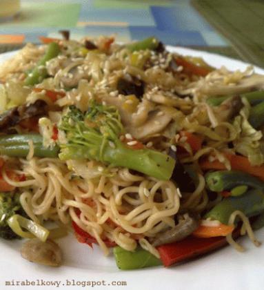 Zdjęcie - Makaron z warzywami po chińsku - Przepisy kulinarne ze zdjęciami