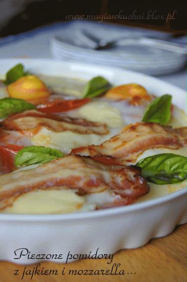 Zdjęcie - Pieczone pomidory z jajkiem i mozzarellą   - Przepisy kulinarne ze zdjęciami