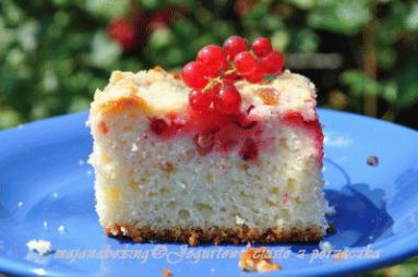 Zdjęcie - Jogurtowe ciasto z porzeczkami i kruszonką  - Przepisy kulinarne ze zdjęciami