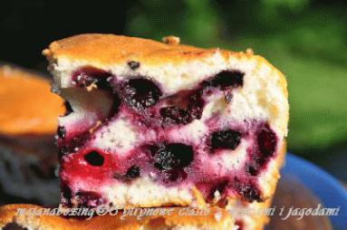 Zdjęcie - Ciasto cytrynowe z jagodami i wiśniami  - Przepisy kulinarne ze zdjęciami