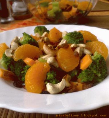 Zdjęcie - Sałatka z mandarynkami, brokułami i boczkiem - Przepisy kulinarne ze zdjęciami