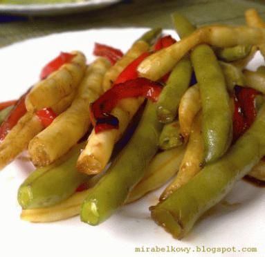 Zdjęcie - Smażona fasolka szparagowa po chińsku - Przepisy kulinarne ze zdjęciami