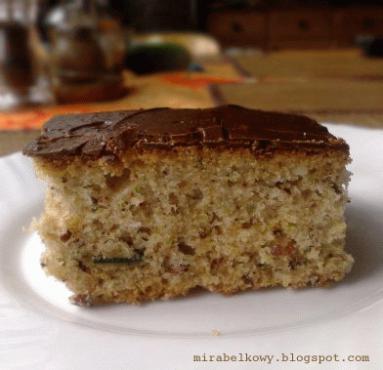 Zdjęcie - Cynamonowo-orzechowe ciasto z cukinią - Przepisy kulinarne ze zdjęciami