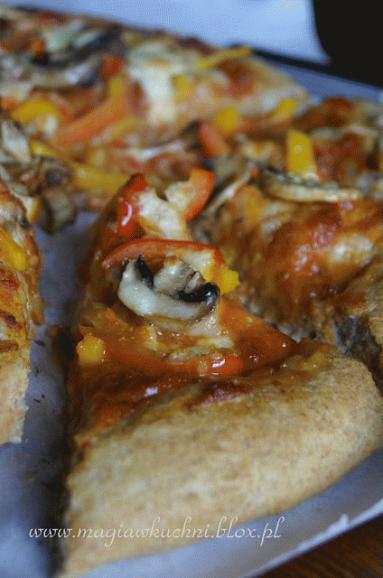 Zdjęcie - Pizza na pełnoziarnistym cieście   - Przepisy kulinarne ze zdjęciami