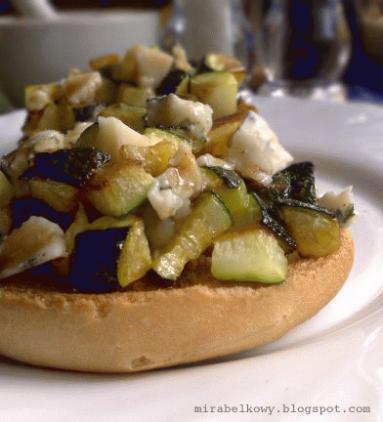 Zdjęcie - Cukinia z gorgonzolą i miodowym sosem - Przepisy kulinarne ze zdjęciami