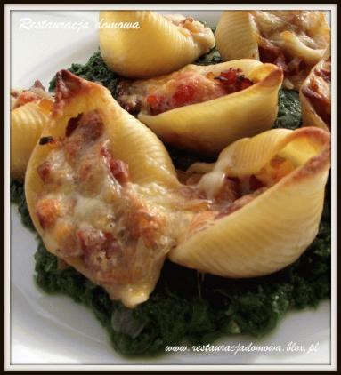 Zdjęcie - Conchiglioni faszerowane kurkami na szpinaku  - Przepisy kulinarne ze zdjęciami