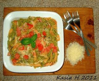 Zdjęcie - Kolorowy makaron ze świeżymi pomidorami - Przepisy kulinarne ze zdjęciami