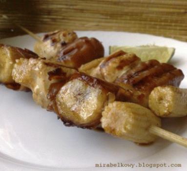 Zdjęcie - Egzotyczne szaszłyki z kurczakiem i bananami - Przepisy kulinarne ze zdjęciami