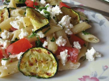 Zdjęcie - Penne z grillowaną cukinią, pomidorami i serem  feta  - Przepisy kulinarne ze zdjęciami