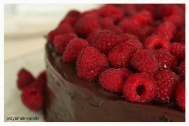 Zdjęcie - Tort czekoladowy i maliny - Przepisy kulinarne ze zdjęciami